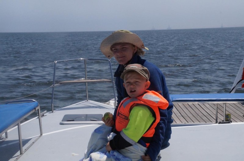 Olivia og Ola nyter &aring; v&aelig;re ute p&aring; havet. For f&oslash;rste gang p&aring; 3 uker f&oslash;lte vi oss litt kalde.