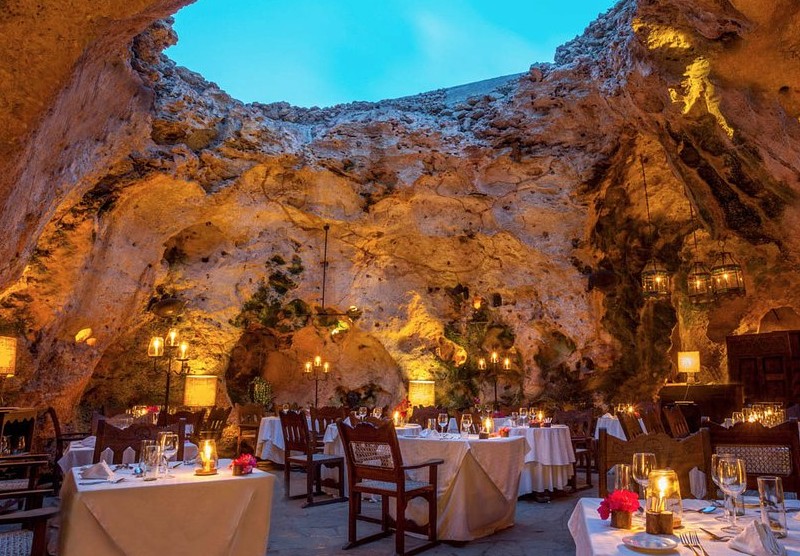 Middag 10 meter under bakken i Ali Barbour's Cave Restaurant