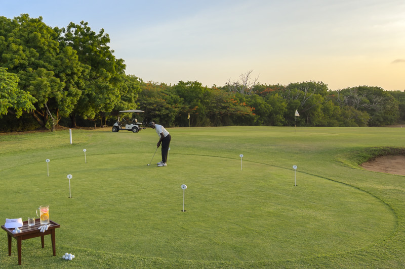 Spill golf ved Indiahavet p&aring; Leisure Golf Club
