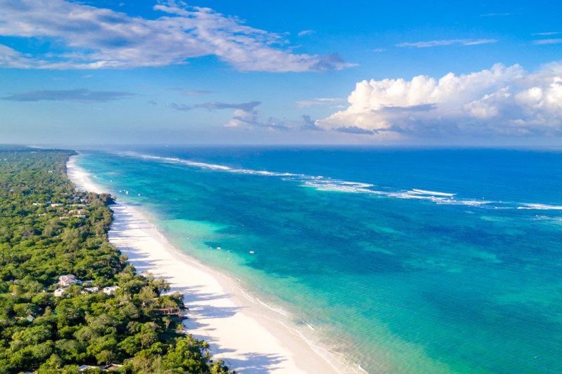 Fallskjermhopping over Diani Beachs turkise vann