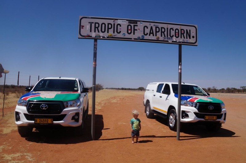 Max poserer sammen med v&aring;re to pickuper n&aring;r vi krysser Steinbukkens vendekrets.
