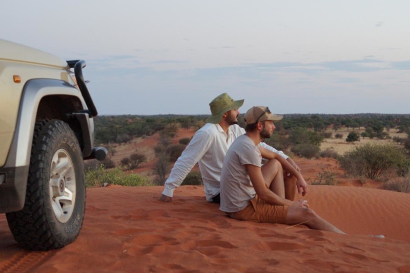 Josef & Joel f&aring;r nyte solnedgangen over Kalahari den f&oslash;rste kvelden i Namibia.