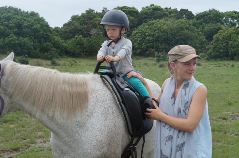 Under v&aring;r vandring s&aring; vi sebraer, antiloper og vortesvin. Etter rideturen var barna henrykte, de ville ri mer.