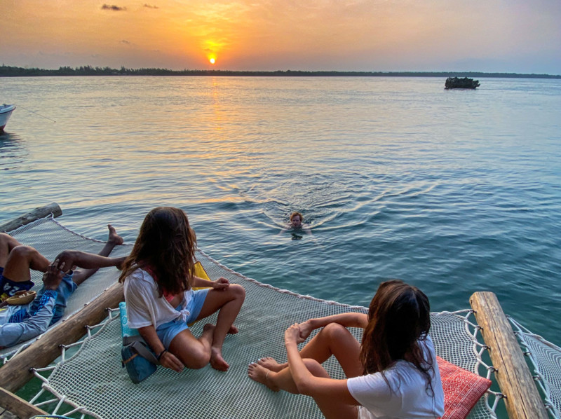 Nyt solnedgang og cocktails i Lichthaus Watamu